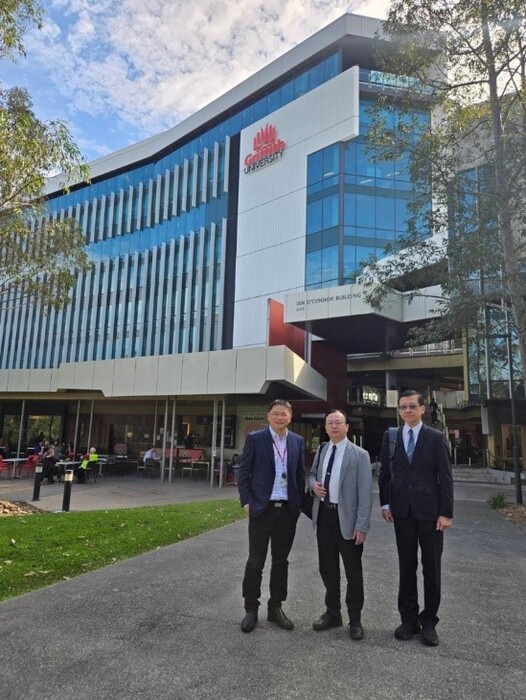 與肖鷹教授在格里菲斯大學校園合影
