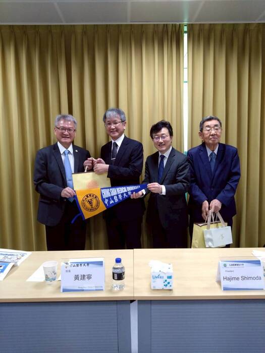 黃建寧校長(President, Professor Chien-Ning Huang)代表校方致贈伴手禮及紀念旗圖片