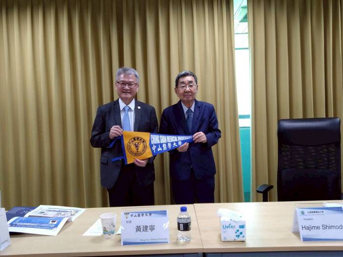 校長致贈禮物與紀念旗予President Hajime Shimoda  下田肇 校長/理事長(右)圖片