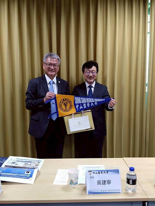 校長致贈禮物與紀念旗予Professor Akihiro Sato  佐藤彰博(右) /學務部長圖片