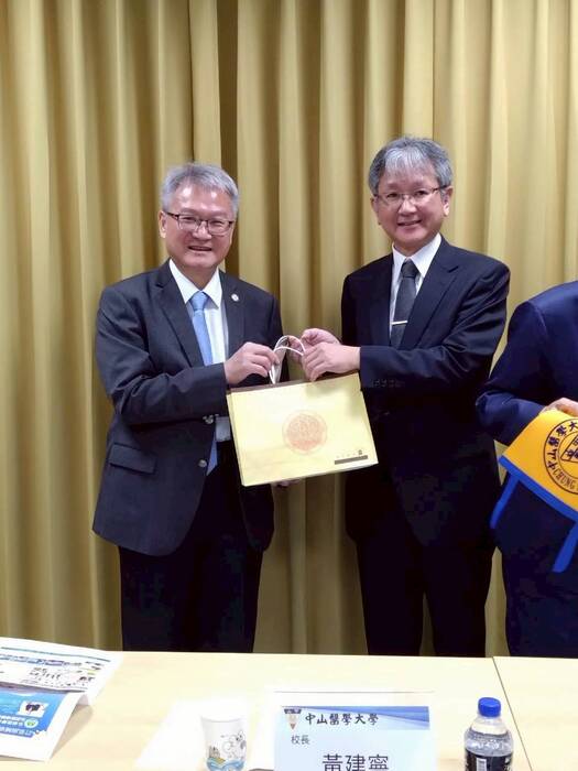 校長致贈禮物與紀念旗予Professor Kenichi Fujiwara 藤原健一 (右) /校長特別輔佐、保健學部長圖片