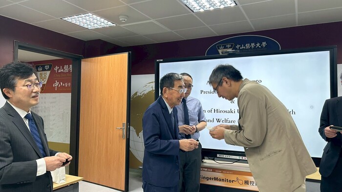 與職治系紀主任交換名片圖片