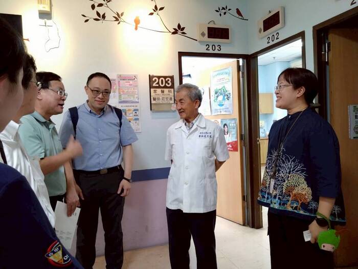 台中市愛心家園(輔具中心、極早期療育-寶寶啟蒙中心、醫療復健、日間照顧。劉純菁園長/物理治療師(右1)圖片