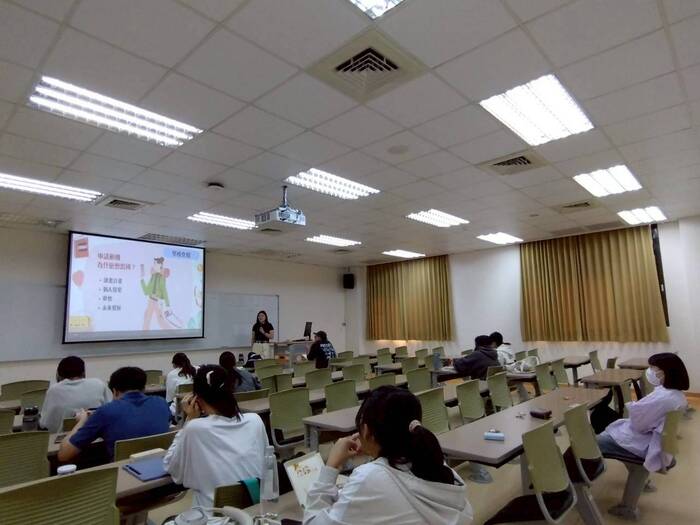 演講者很用心準備，在美國期間選修的課程細節與嚴師們互動的回饋點滴，在Ｑ＆Ａ也大方分享申請經驗及心得。特別分享在美國交換期間生活與學習點滴以及課內外各方面的生活體驗圖片