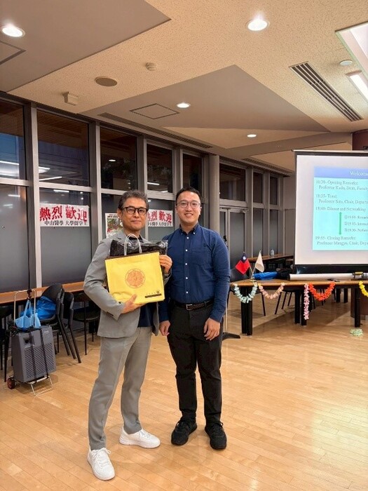 本校徐國禎老師送上台灣小點心及本校印有物治系系徽的手提包給目白大學健康科學院院長以及三系主任圖片