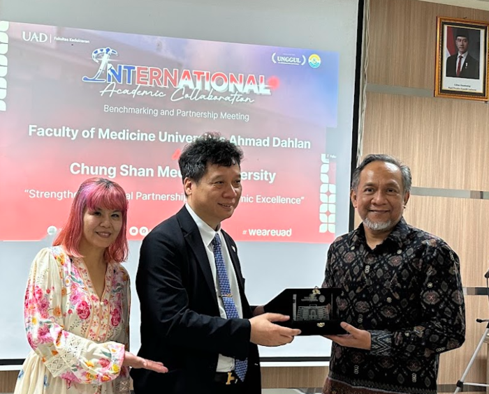 Dean of Faculty of Medicine (June) (醫學院院長。非常樸素友善。親戚-女婿開設手術外科診所與咖啡複合店)圖片