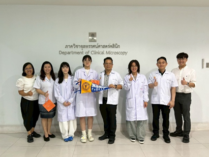 致贈感謝禮與Clinical Microscopy教授們合影圖片