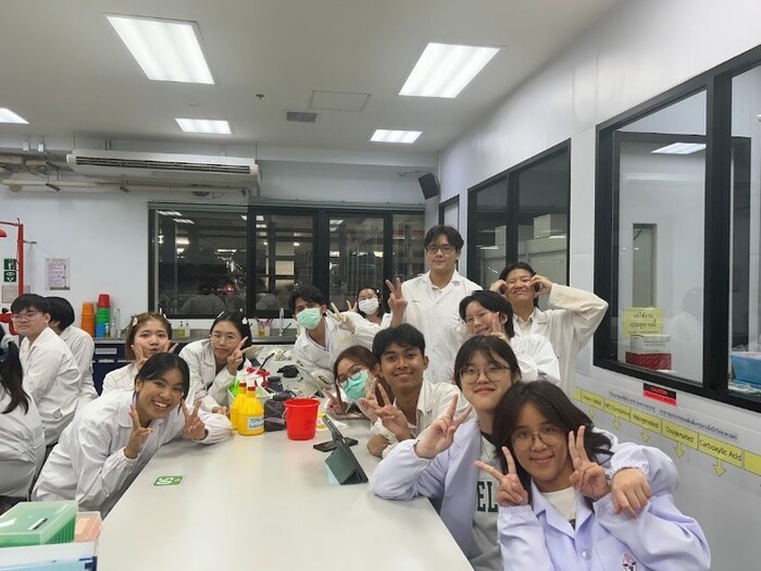 與三年級學生一起上生化實驗課圖片