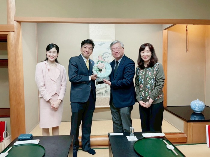 林俊哲副校長代表本校致贈法蘭瓷作為校慶賀禮予村崎 文彦理事長(左2)和夫人村崎明子(左1)圖片