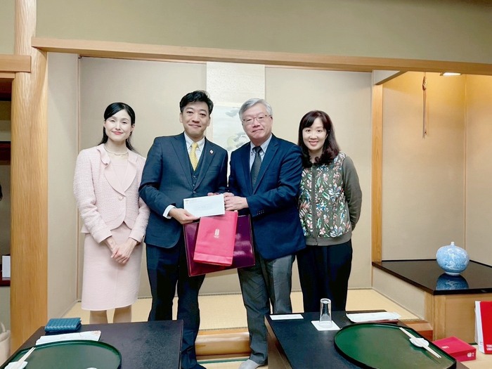 林俊哲副校長代表校方致贈校慶賀詞與禮物予理事長村崎文彦(左2)和夫人村崎明子(左1)圖片