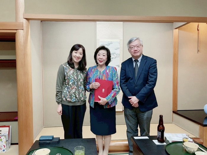 林俊哲副校長(右),應外系林思敏老師(左)與前理事長夫人村崎和子(中)合影圖片