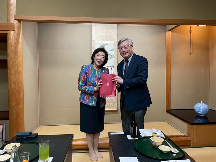 林俊哲副校長(右)代表本校致贈禮物予前理事長夫人村崎和子(左)圖片