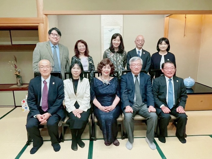 歡迎晚宴合影，前排右起：高橋孝途國際部長，林俊哲副校長，新民高中劉昭惠董事長，義守大學林麗娟副校長，文學部古田昇部長. 後排右起：永本智富老師，篠田 裕  国際交流課長，林思敏老師，義守大學江育真國際長，新民高中 郭子憫執行長圖片