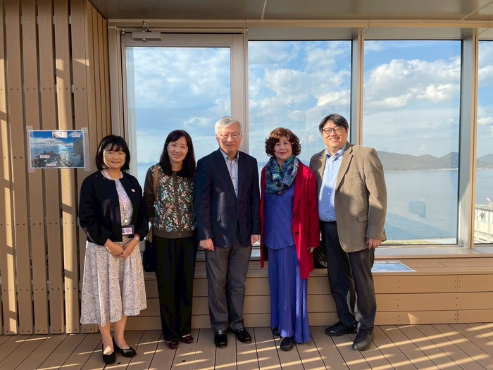 新民高中劉昭惠董事長(右2)和郭子憫 執行長(右1),國際部 永本智富 (左1)圖片