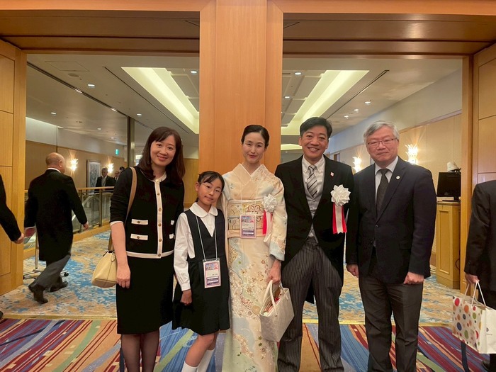 與理事長村崎文彦(右2)和夫人村崎明子家人(左2,左3)合影圖片