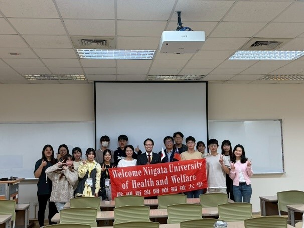 雙方學生交流討論會圖片