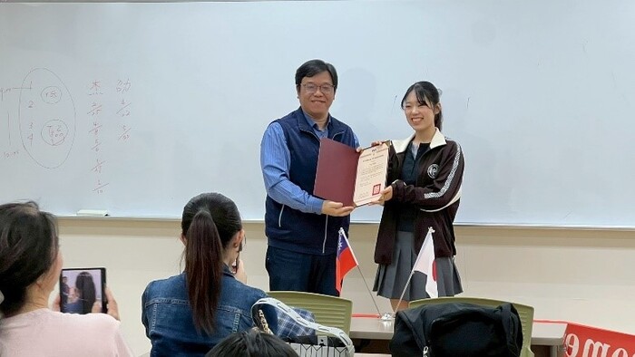 結業典禮~頒發結業證書圖片