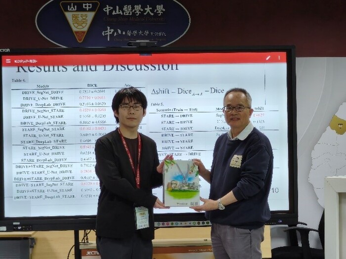 致贈本校紀念品圖片