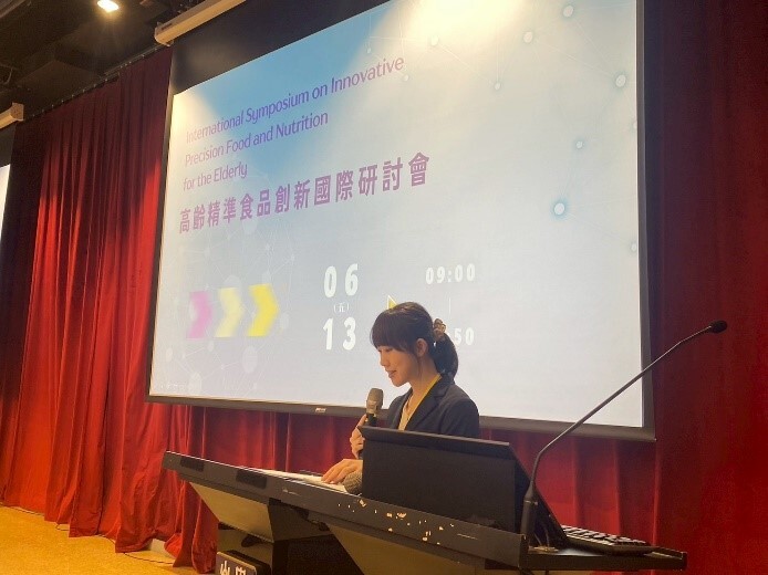 廖誼青老師主持開場