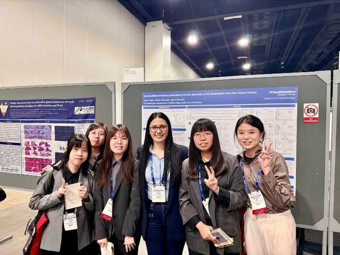 實驗室成員與University of Texas Southwestern Medical Center Seher Yuksel博士合照圖片