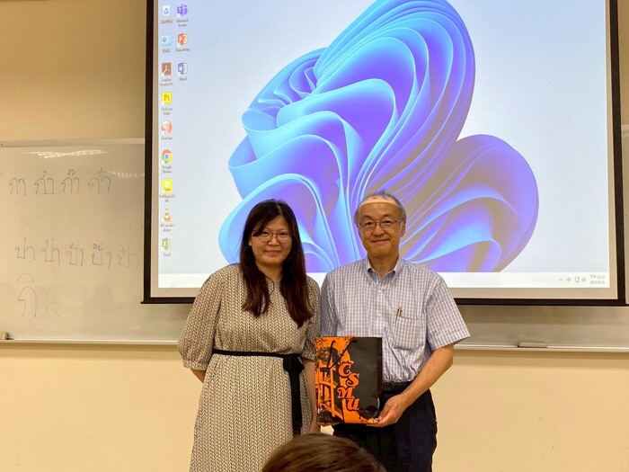 國際處郭蕙瑛主任代表校方致贈紀念品給文學部長圖片