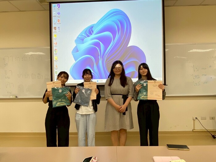 國際處郭蕙瑛主任代表校方致贈紀念品給德島文理交流學生圖片