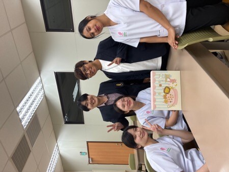 雙方師長互贈禮物表達交流誠意，並與來訪學生及本系招待學伴合影留念，留下珍貴回憶。圖片