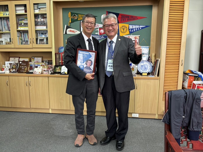 右:黃建寧校長, 左:翁文愷醫師