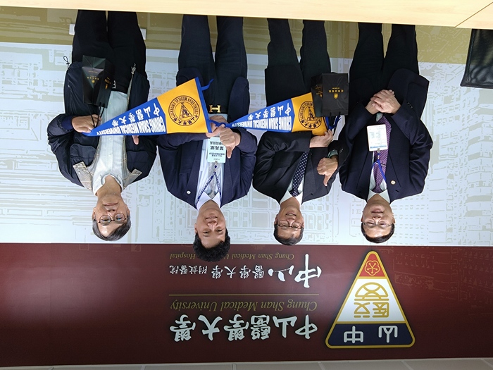 左起:蔡淦仁國際長,翁文愷醫師,醫學院葉兆斌院長,郭嘉政醫師