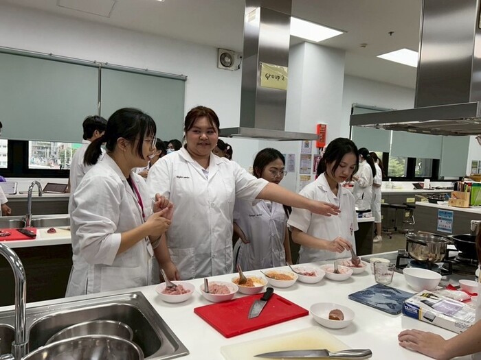 與泰國學生一同參與食品科學實驗圖片