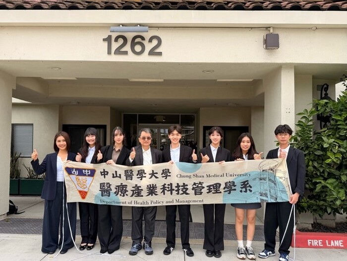 抵達實習機構 ESL 前合影留念，為本次實習之旅留下珍貴紀錄圖片