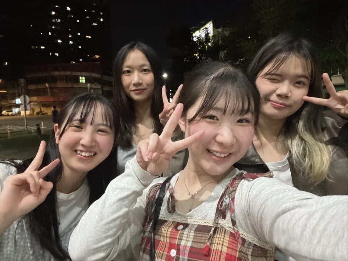 日生與本系學伴出遊合影圖片