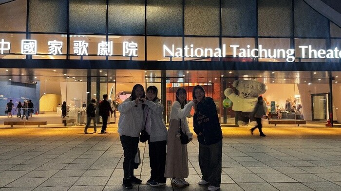 學伴陪同日生介紹及推廣台灣的民俗文化與風景圖片