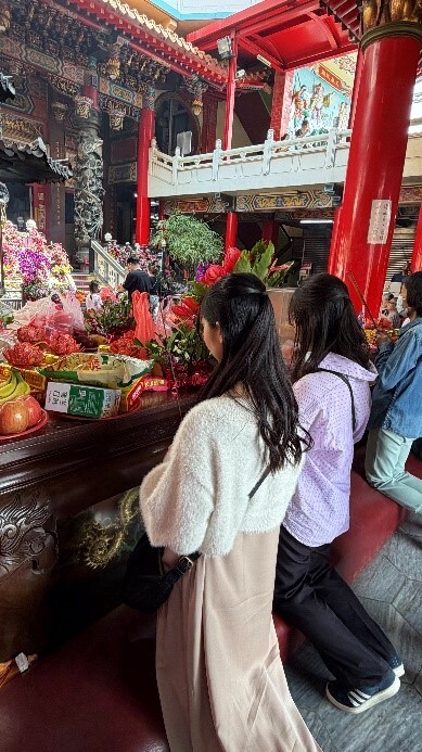 學伴陪同日生介紹及推廣台灣的民俗文化與風景圖片