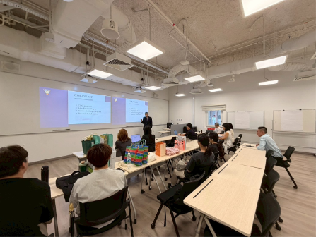 雙方教授互相介紹各自的學校圖片