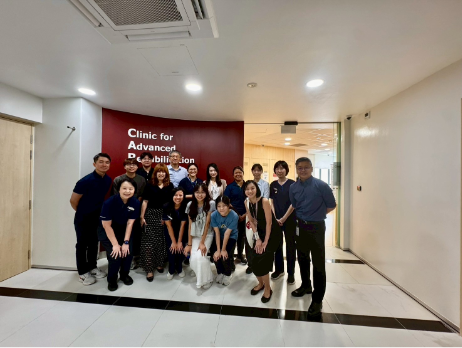 與陳篤生醫院的治療師合影圖片