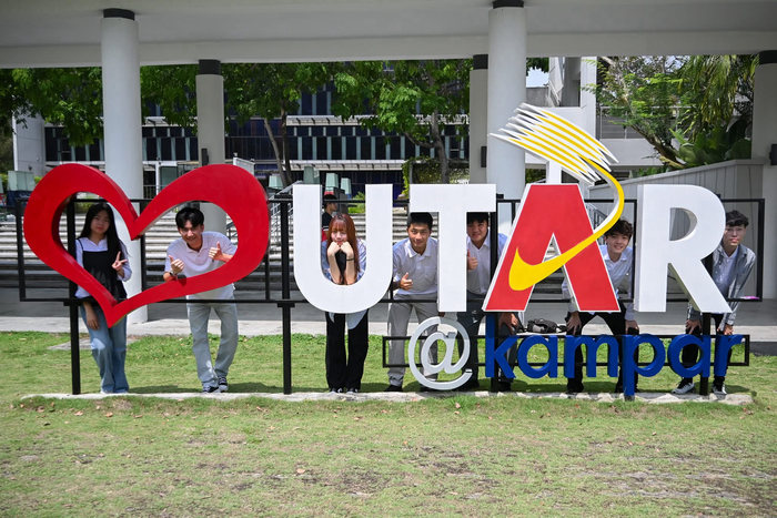 與同學們在拉曼大學圖書館前合影圖片
