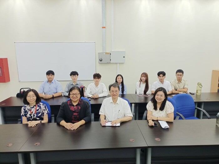 與拉曼大學院長以及醫管系主任進行交流圖片