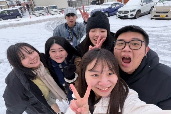 在精神科療養院外玩雪圖片