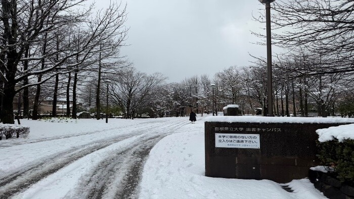 描述:下雪的島根大學圖片