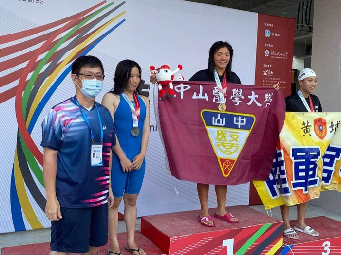 謝祥妤同學榮獲一般女生組游泳仰式兩項目的第一名，其中50公尺仰式更打破大會紀錄!