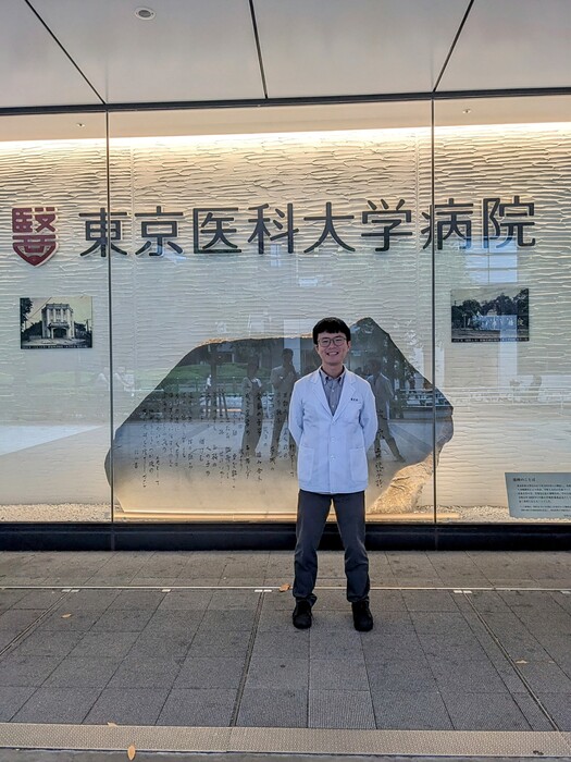 在東京醫科大學病院入口拍照留念