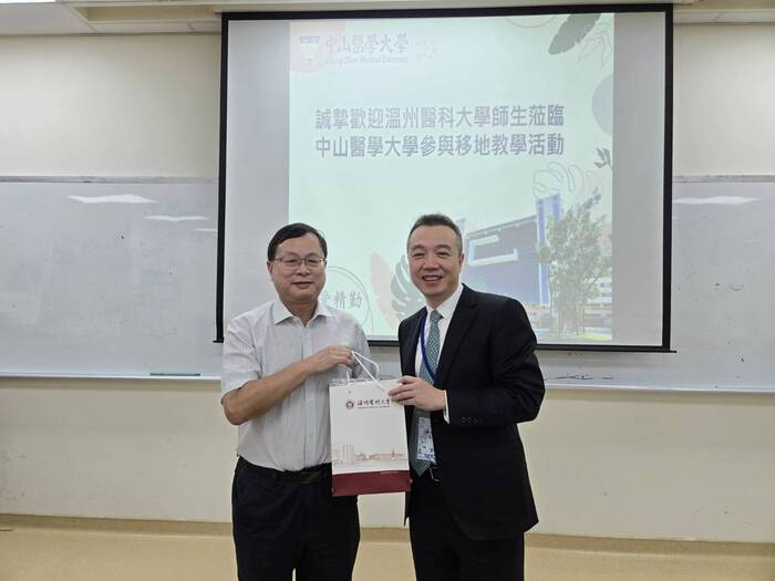 蔡淦仁前國際長代表校方歡迎致意並致贈禮物圖片