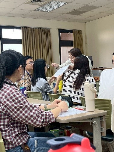 老師讓移地教學的同學親身體驗功能性視覺評估。圖片