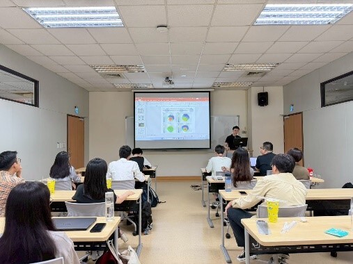 與碩班一起參與隱形眼鏡專題討論課程，透過課程案例討論，相互交換看法與意見。圖片