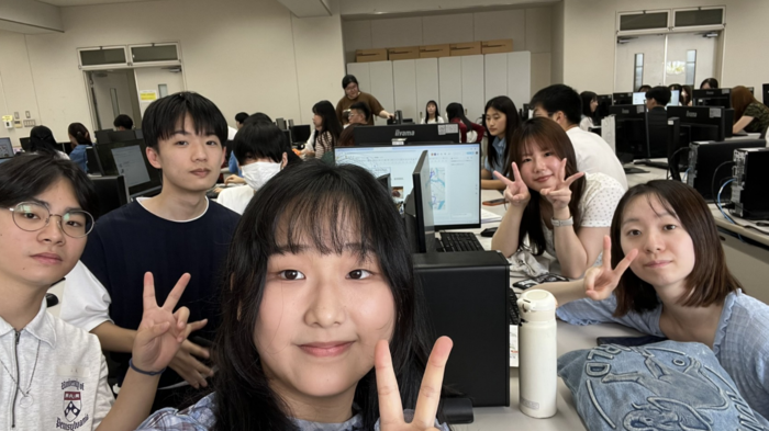 描述：永本老師的中文課程與日本學生交流圖片