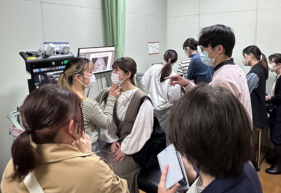 日籍學生超音波體驗教學。