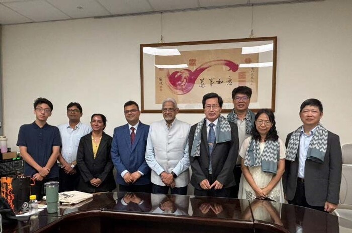 Navrachana University教授蒞校交流活動合照圖片