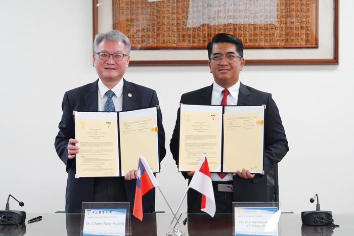 中山醫大校長黃建寧(左)與印尼大學校長Heri Hermansyah代表簽署MOU。圖片