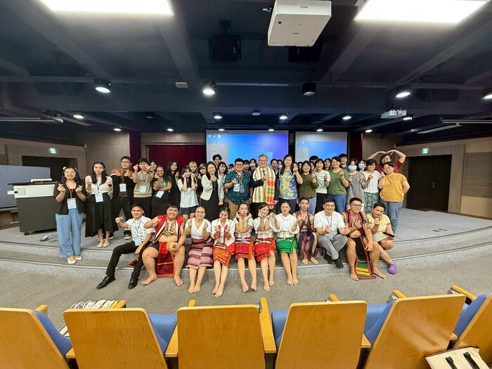 中山醫大與 BSU 師生在 Summer Camp 留下集體合影，象徵交流友誼長存。圖片